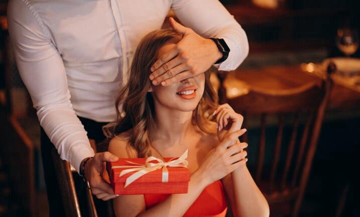 Gepflegtes Abendessen als Lifestyle-Signal beim Sugar Dating